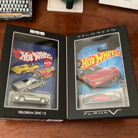 HOT WHEELS DELOREAN DMC -12 CAR COLLECTIBLE - Picture 7 of 9